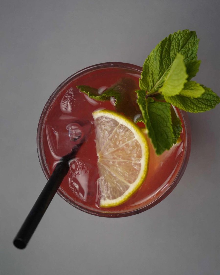 Cocktail mit Limette und Minze