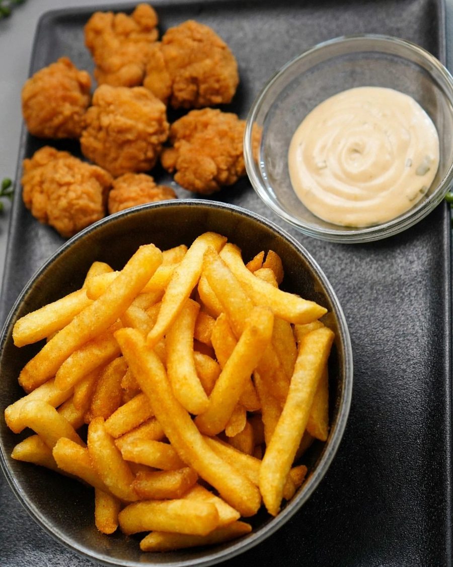 Chicken Popcorn mit Pommes und Dip