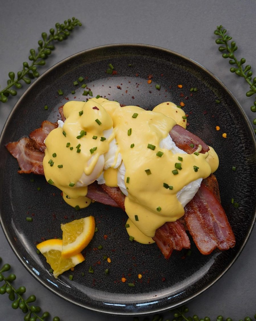 Eggs Benedict Bacon mit Hollandaise und Schnittlauch