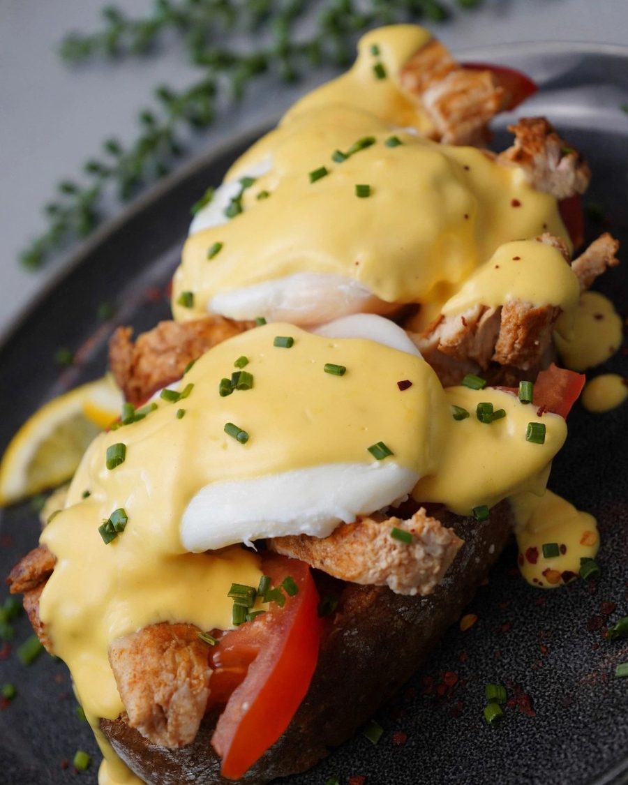 Eggs Benedict Poulet mit grilliertem Poulet und Hollandaise