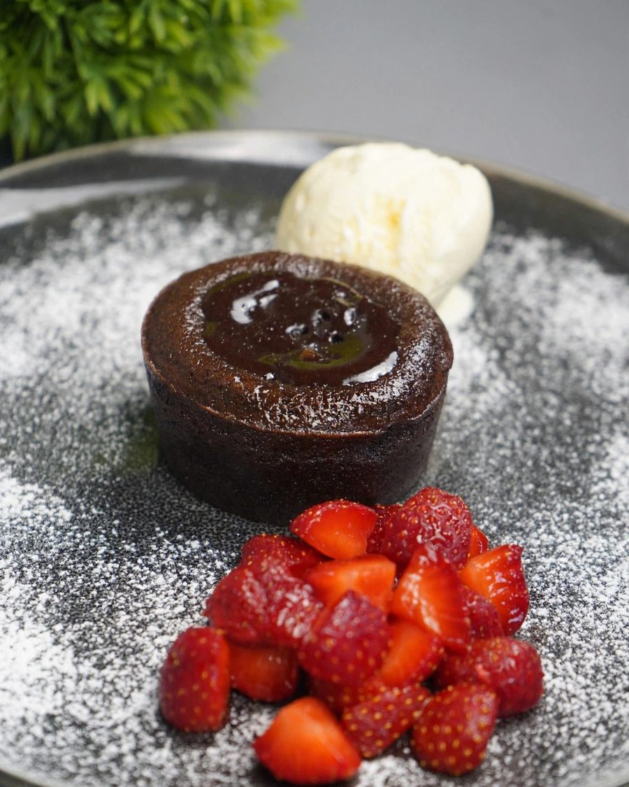 Lava Cake mit Vanilleglace und Erdbeeren
